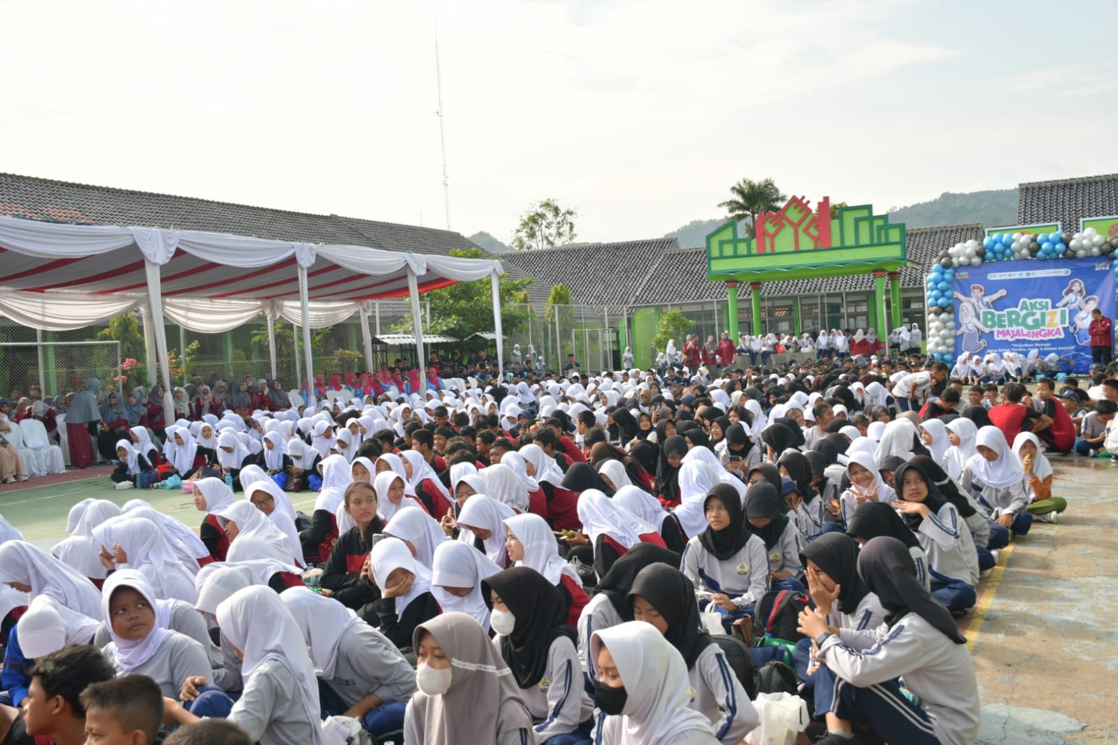 Makan Pisang Serentak, Pecahkan Rekor MURI.