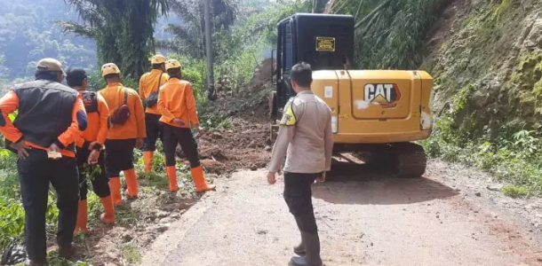 Longsor Di wilayah Batukapur Sagalaherang,Ruas Jalan Tertutup Tanah