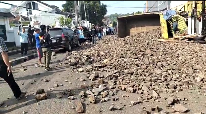 Diduga Rem Blong, Mobil Truk Bermuatan Material Batu Terjungkir,Sehingga Memakan Korban